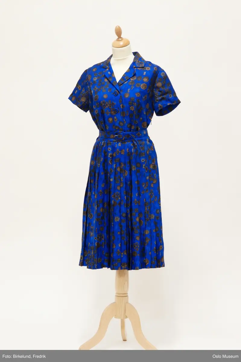 A: Kjole
B: Belte
C: Stoffrest

Blådresskjole med brune blomster
Trykket mønster
Plissèrt skjørt