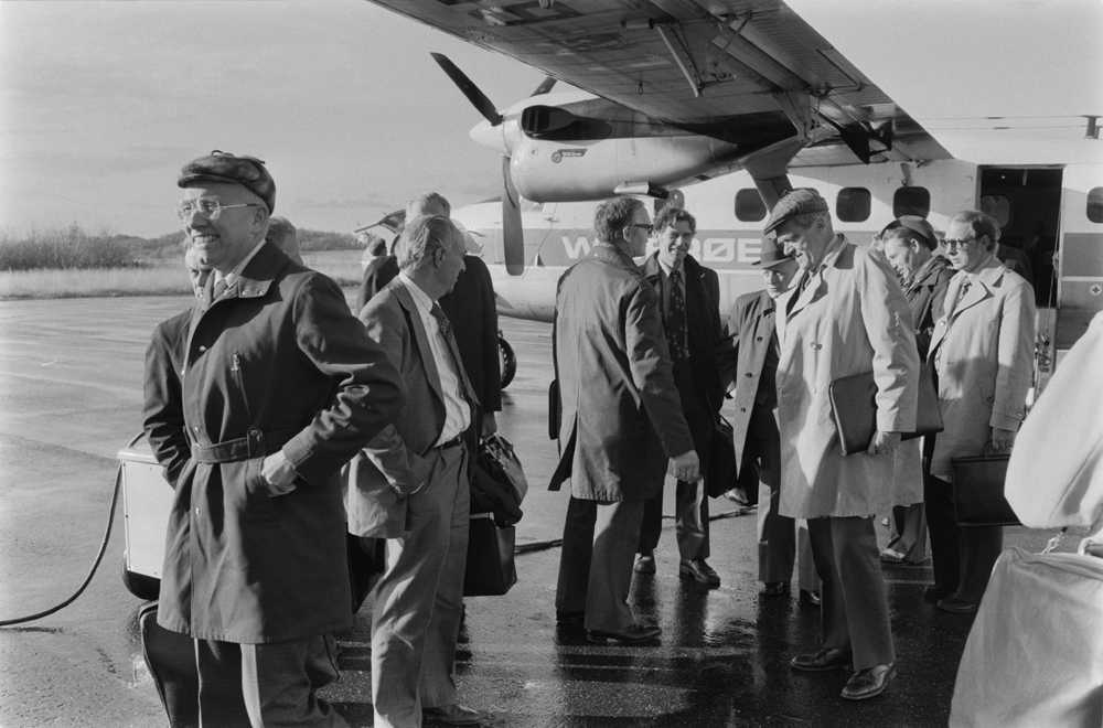 Industrikomiteen på befaring i Sandnessjøen. Ved flyet på Stokka flyplass.