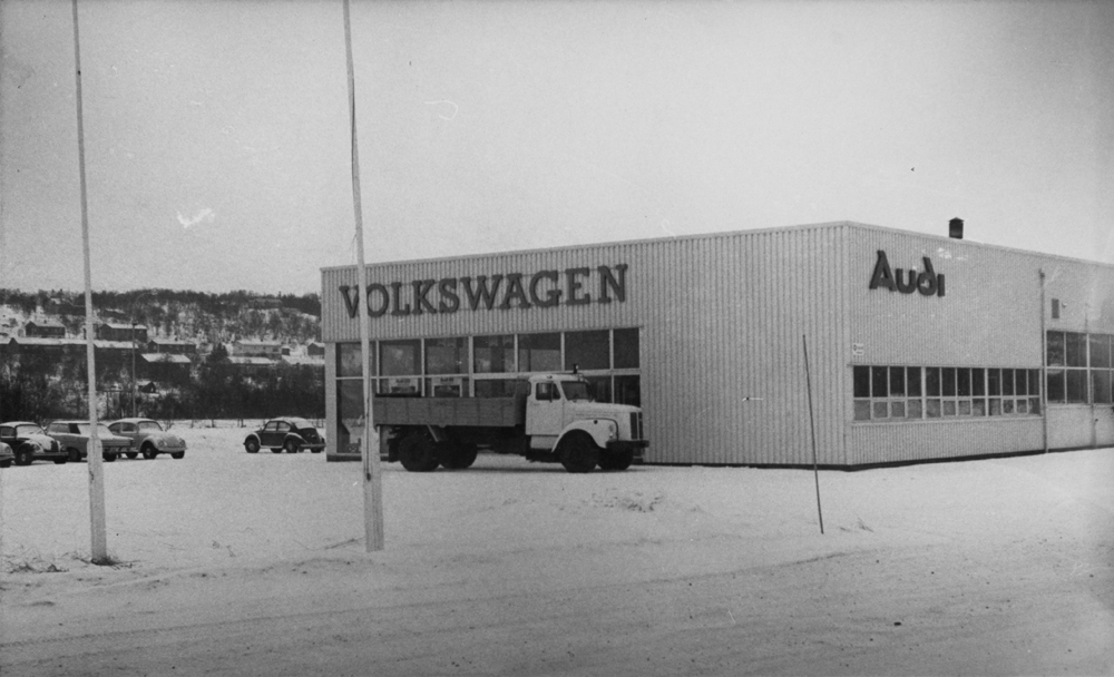 Volkswagen bilforretning i Sandnessjøen.
Volkswagen og Audi.
Volvo lastebil, snutebil, parkert fremfor.