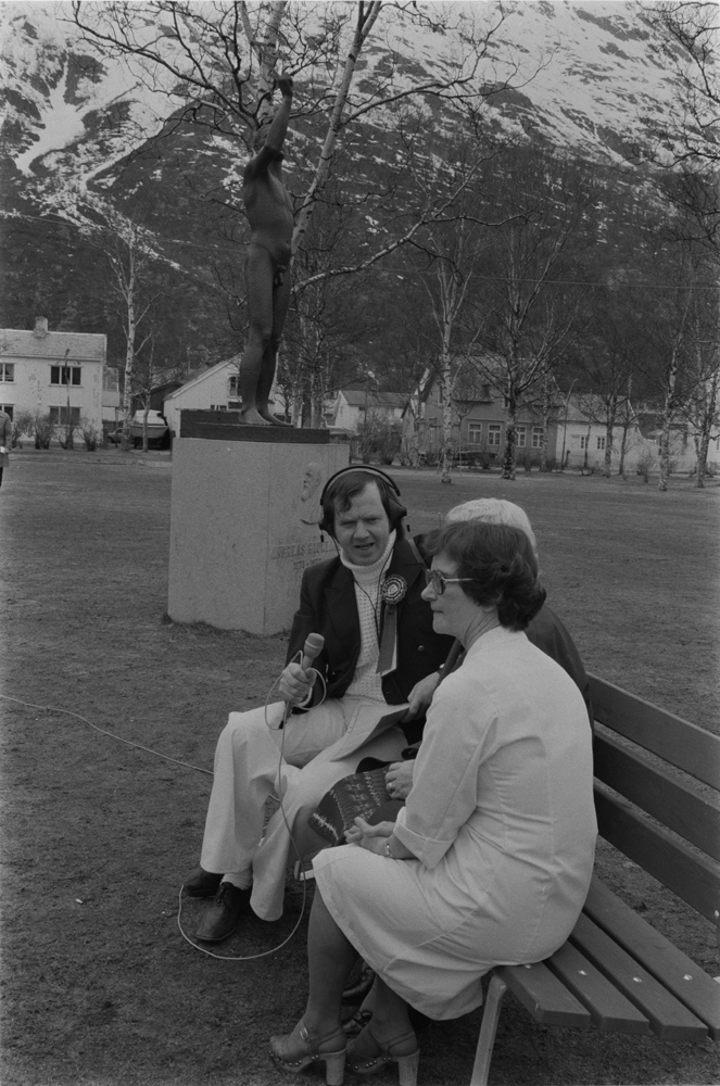 17 Mai. Knut A Lie intervjuer gammel dame i parken.