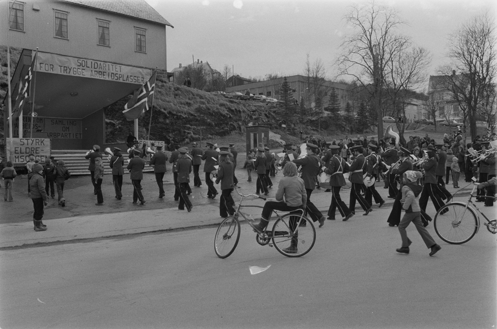 1.Mai-toget kommer til parken.