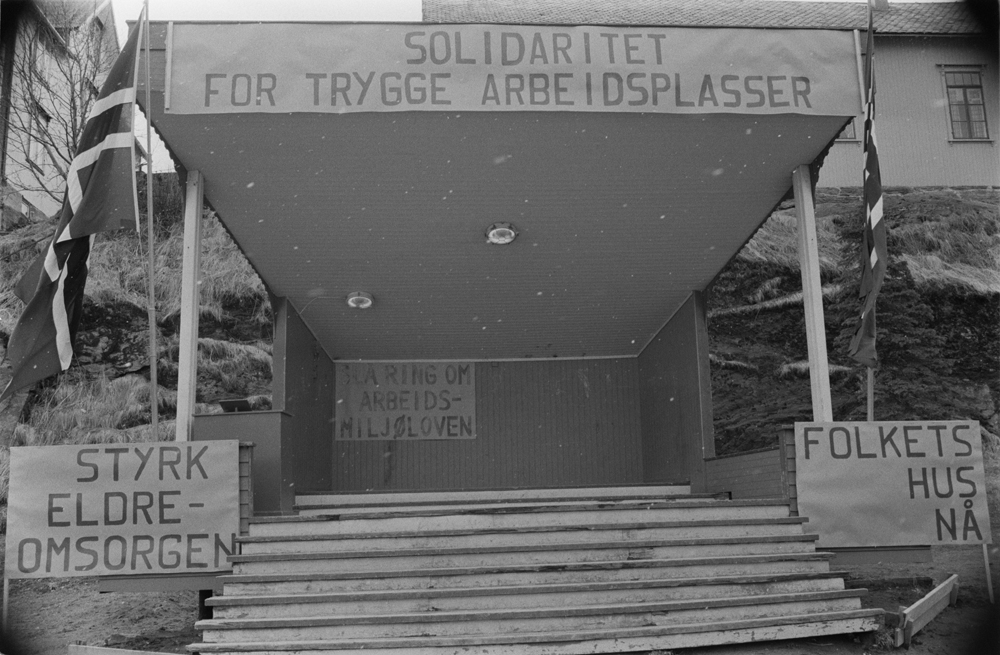 1.Mai-tog i Sandnessjøen. Paviljongen pyntet med med bannere med slagord.