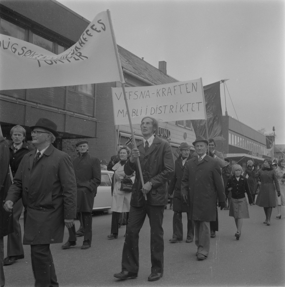 1.Mai-tog i  Strandgata. Til venstre skimter vi Foretningsbanken.