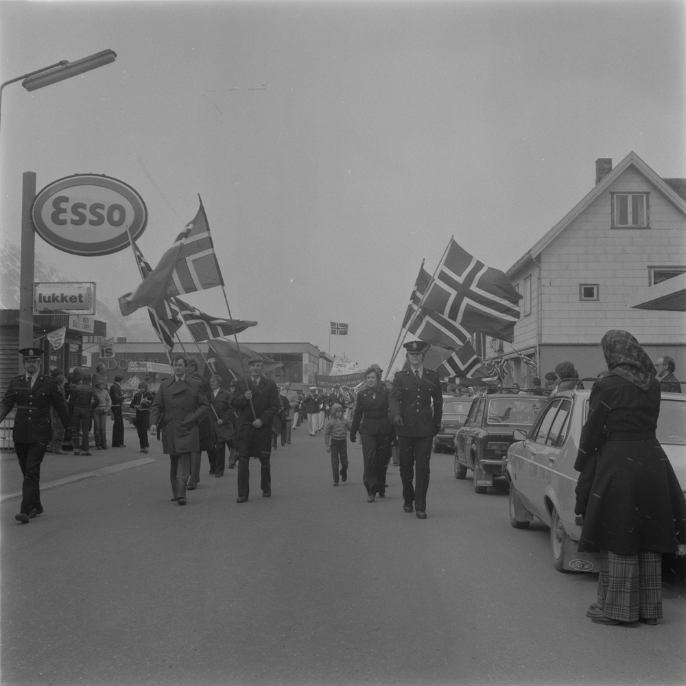 1.Mai-tog i  Strandgata oppover Strandgata. Til venstre skimter vi Esso bensinstasjon.