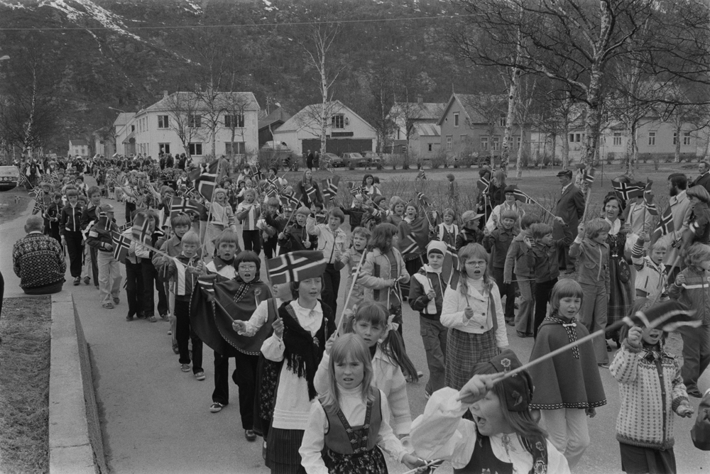 17.Mai-toget går forbi aldershjemmet ved parken.