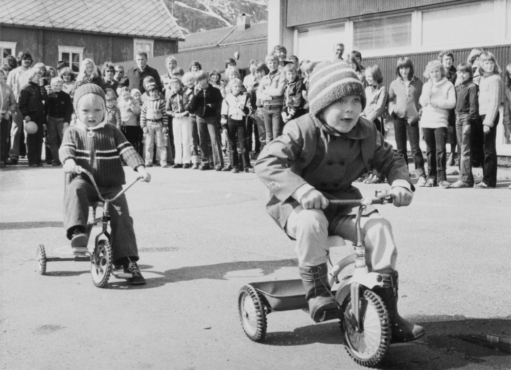 1.Mai i Mosjøen, fra gymnasplassen. Konkurranser, barn på trehjulssykler.