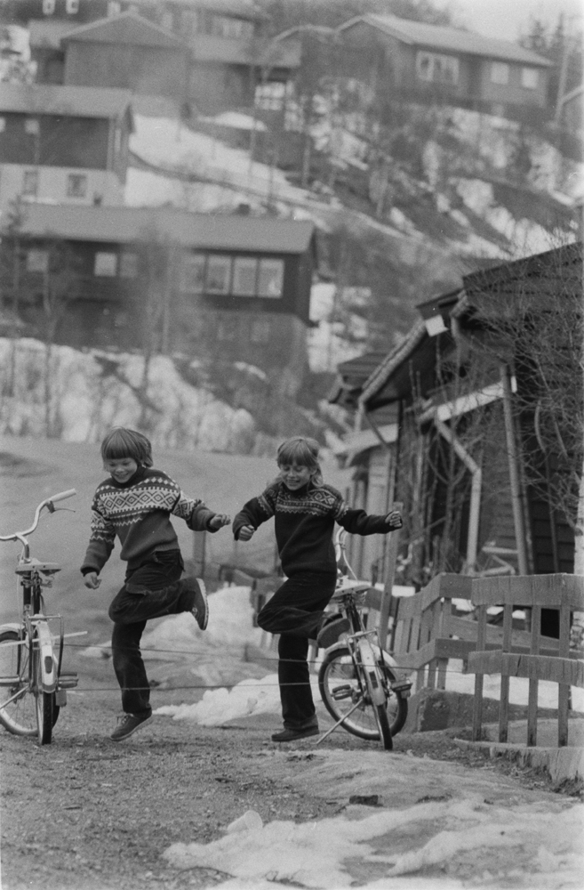 Barn som hopper strikk på  Hals. Vi ser en del av bebyggelsen rundt.
Foto:Ragnar (Til Bygg og bo)