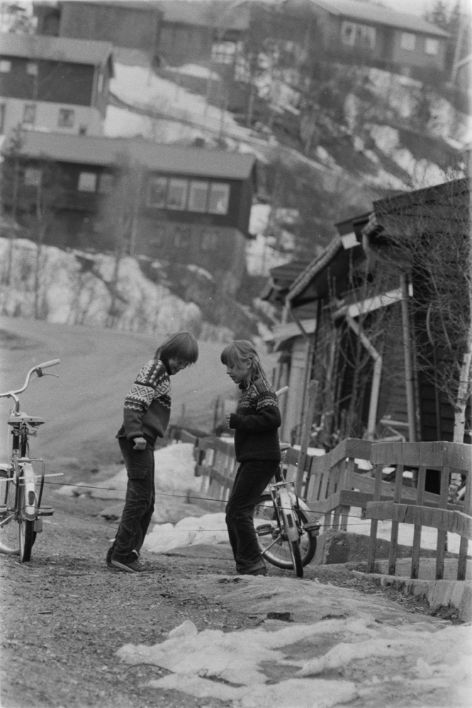 Barn som hopper strikk på  Hals. Vi ser en del av bebyggelsen rundt.
Foto:Ragnar (Til Bygg og bo)