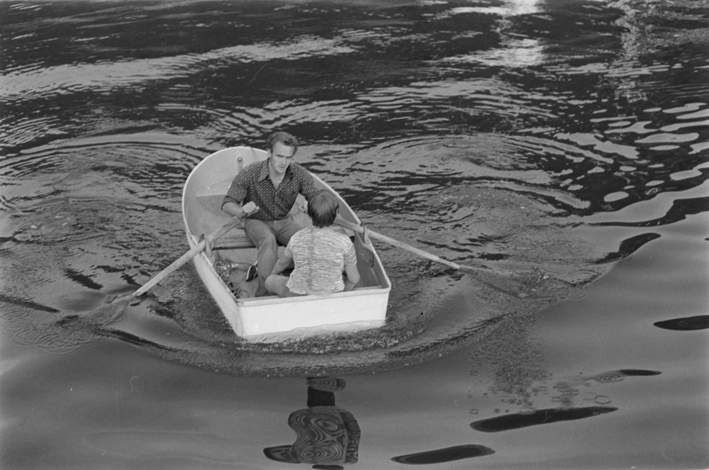 Bygderutebåten Heidar i Velfjord.
2 Personer i robåt. I rorbåten. Lars Fagerli ror og (Frank Oknes ?)