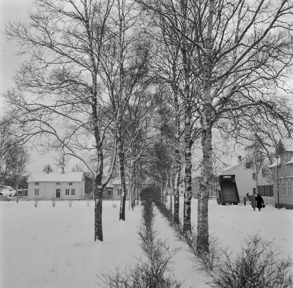 Byparken. Til høyre oppover Chr. Qvales gate.
Det hvite huset til venstre er revet.