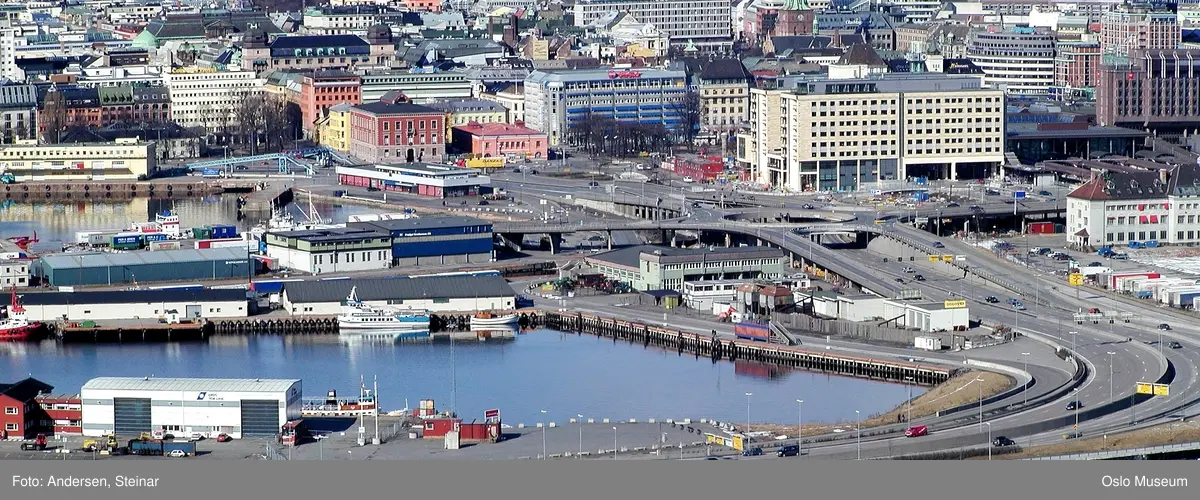 Panorama, byprospekt, utsikt, fjord, byggevirksomhet, havn, skip, båt, Akershus Festning, Rådhuset, containere, kran