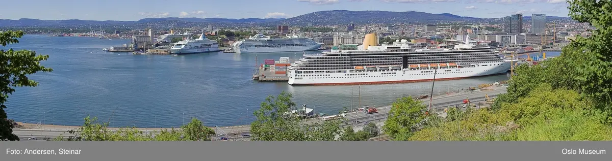 Panorama, byprospekt, skip, cruiseskip, containere, Akershus Festning, Rådhuset, Havnelageret, byggevirksomhet, kraner, utsikt over Oslo, havna, høyhus, mudring, Bjørvika