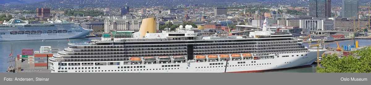 Panorama, byprospekt, skip, cruiseskip, containere, Akershus Festning, Rådhuset, Havnelageret, byggevirksomhet, kraner, utsikt over Oslo, havna, høyhus, mudring, Bjørvika