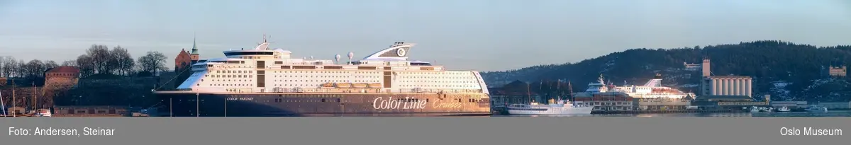 Panorama, utsikt, cruiseskip, havn, fjord, turistbåter, Rådhuset, Akershus Festning, Vippetangen, Sørenga, Ekebergåsen,