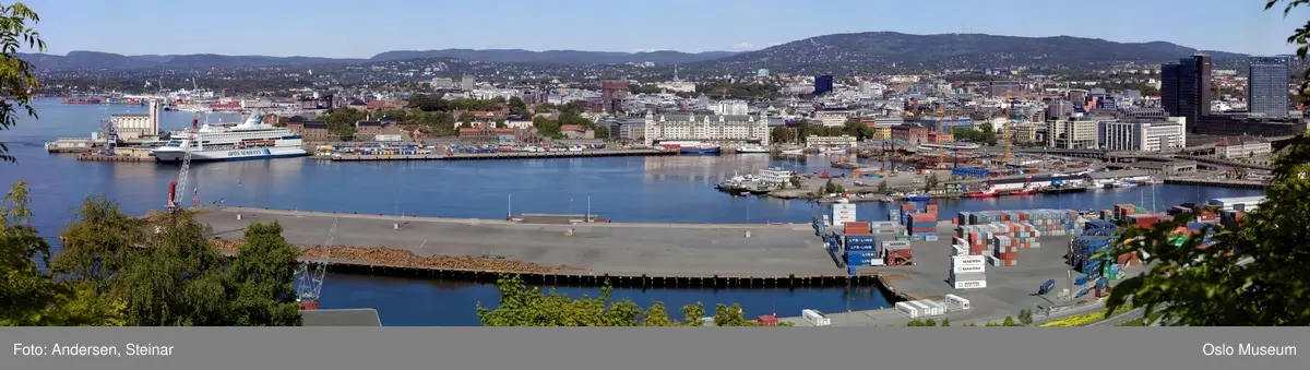 Panorama, byprospekt, utsikt, fjord, byggevirksomhet, havn, skip, båt, Akershus Festning, Rådhuset, containere, kran