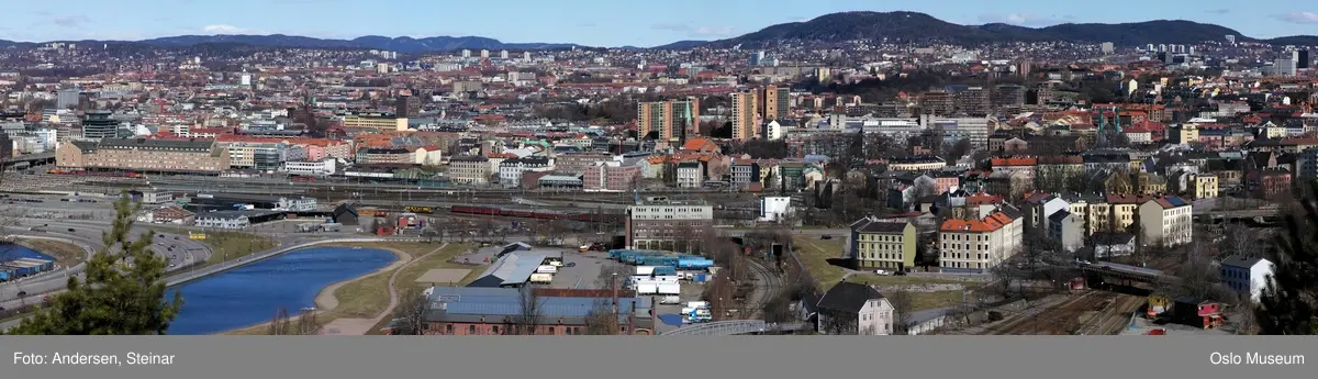 Panorama, byprospekt, utsikt, fjord, byggevirksomhet, havn, skip, båt, Akershus Festning, Rådhuset, containere, kran