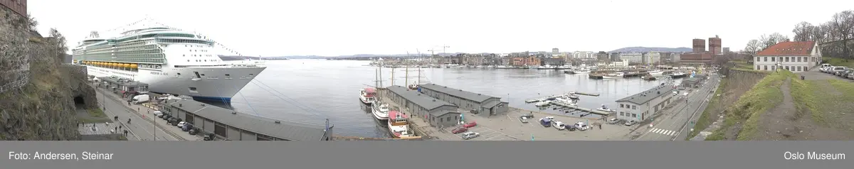 Panorama, byprospekt, skip, cruiseskip, containere, Akershus Festning, Rådhuset, Havnelageret, byggevirksomhet, kraner, utsikt over Oslo, havna, høyhus, mudring, Bjørvika