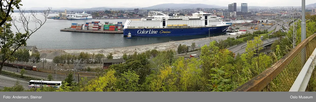 Panorama, utsikt, cruiseskip, seilskute, brygger, havn, fjord, Oslo øst, Oslo vest, Rådhuset, Akershus Festning