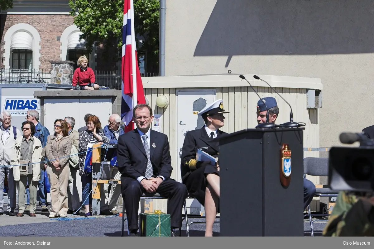 Politiker, militær, marine. forsvarsminister, forsvarssjef, uniform, talerstol, publikum, tilskuere, presse, media, korps, gaveoverrekkelse, parade, båt