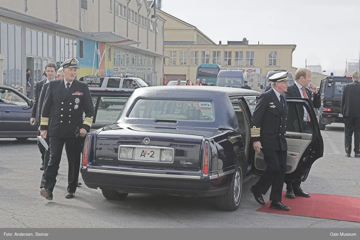 Konger, parade, uniform, marine, båt, sikkerhetsvakter, politi, bil, rød løper, militær, medlajer, tilskuere, presse, media, kvinne, mann,