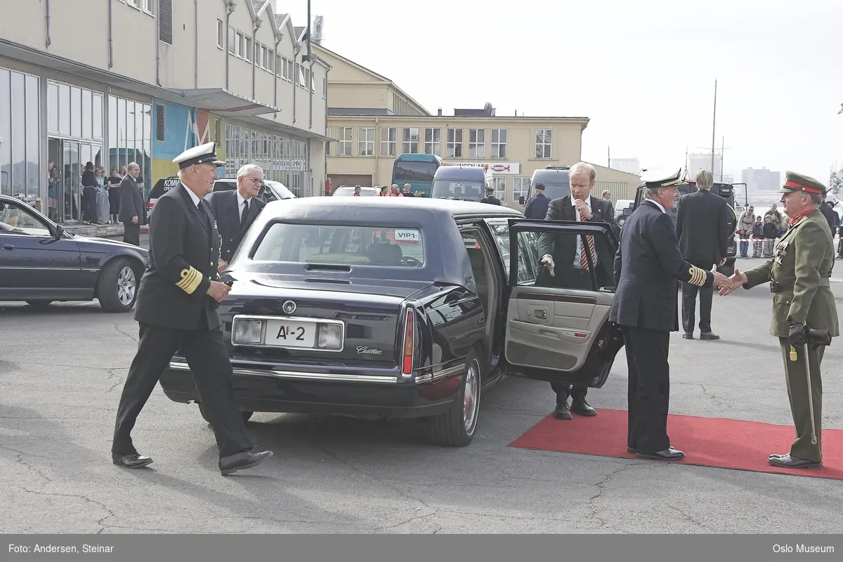 Konger, parade, uniform, marine, båt, sikkerhetsvakter, politi, bil, rød løper, militær, medlajer, tilskuere, presse, media, kvinne, mann,