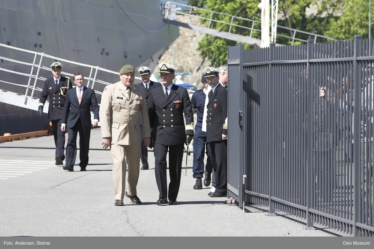 Politiker, militær, marine. forsvarsminister, forsvarssjef, uniform, talerstol, publikum, tilskuere, presse, media, korps, gaveoverrekkelse, parade, båt