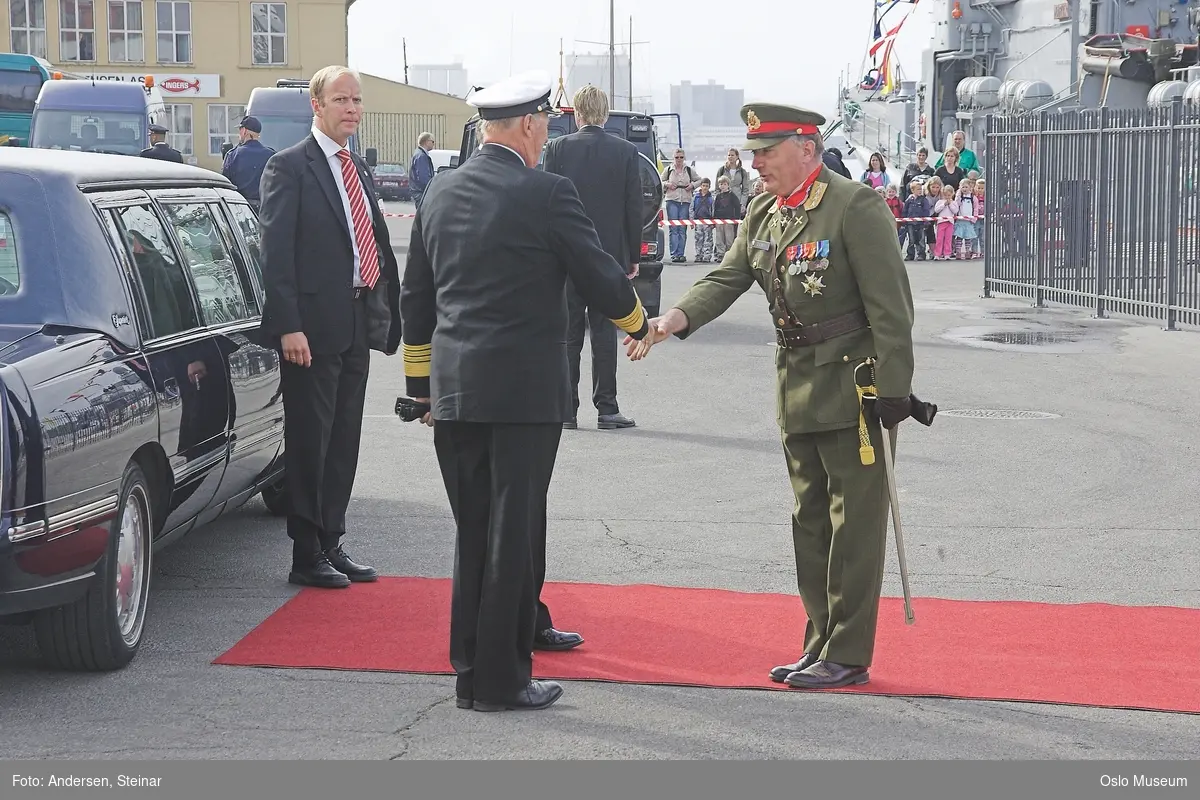 Konger, parade, uniform, marine, båt, sikkerhetsvakter, politi, bil, rød løper, militær, medlajer, tilskuere, presse, media, kvinne, mann,