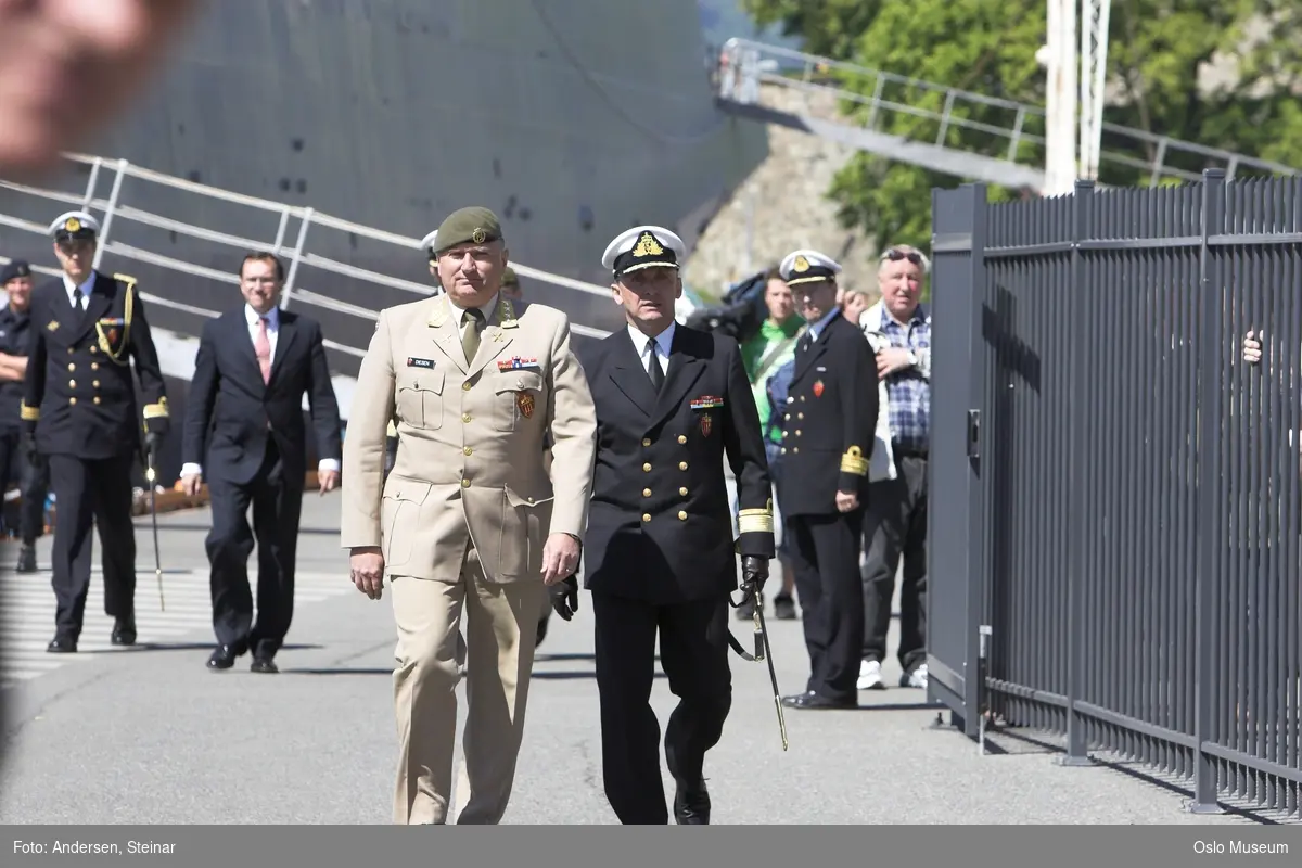 Politiker, militær, marine. forsvarsminister, forsvarssjef, uniform, talerstol, publikum, tilskuere, presse, media, korps, gaveoverrekkelse, parade, båt
