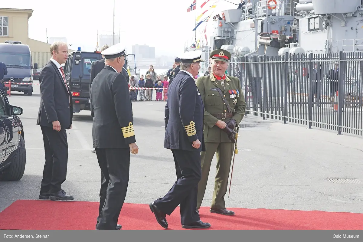 Konger, parade, uniform, marine, båt, sikkerhetsvakter, politi, bil, rød løper, militær, medlajer, tilskuere, presse, media, kvinne, mann,