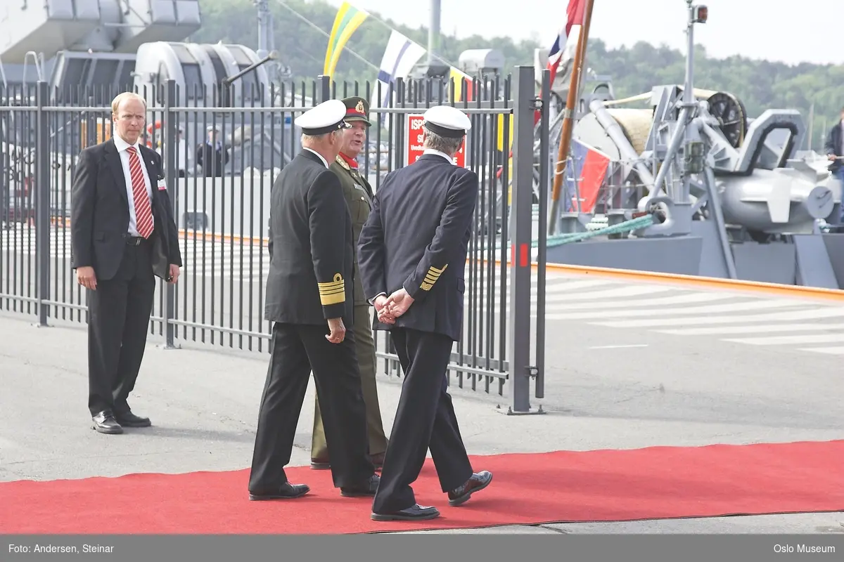 Konger, parade, uniform, marine, båt, sikkerhetsvakter, politi, bil, rød løper, militær, medlajer, tilskuere, presse, media, kvinne, mann,