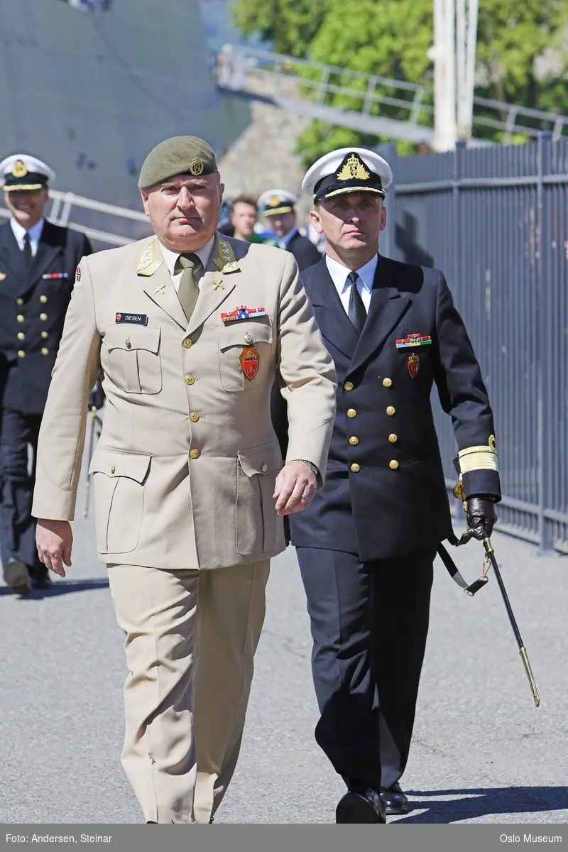 Politiker, militær, marine. forsvarsminister, forsvarssjef, uniform, talerstol, publikum, tilskuere, presse, media, korps, gaveoverrekkelse, parade, båt