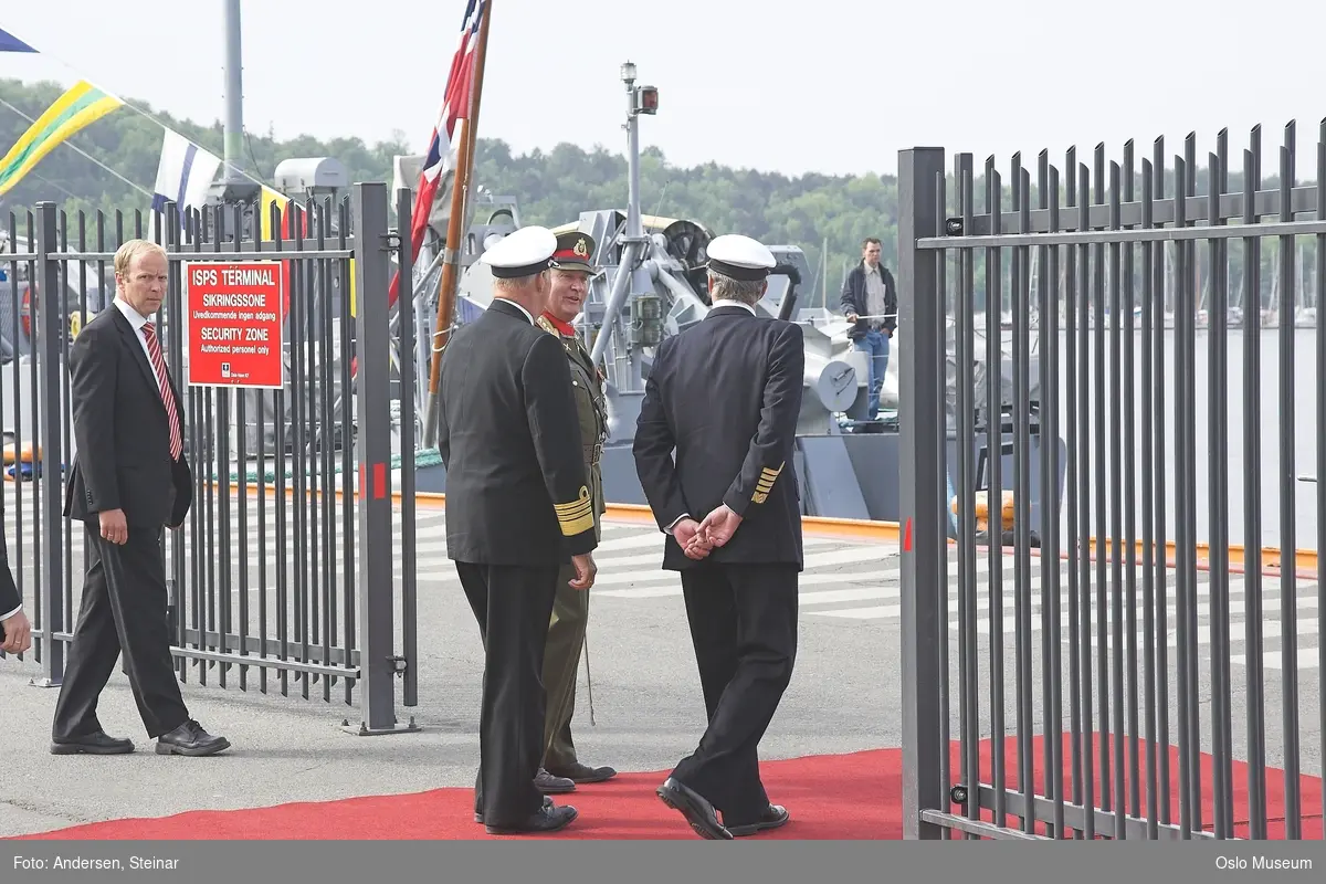 Konger, parade, uniform, marine, båt, sikkerhetsvakter, politi, bil, rød løper, militær, medlajer, tilskuere, presse, media, kvinne, mann,
