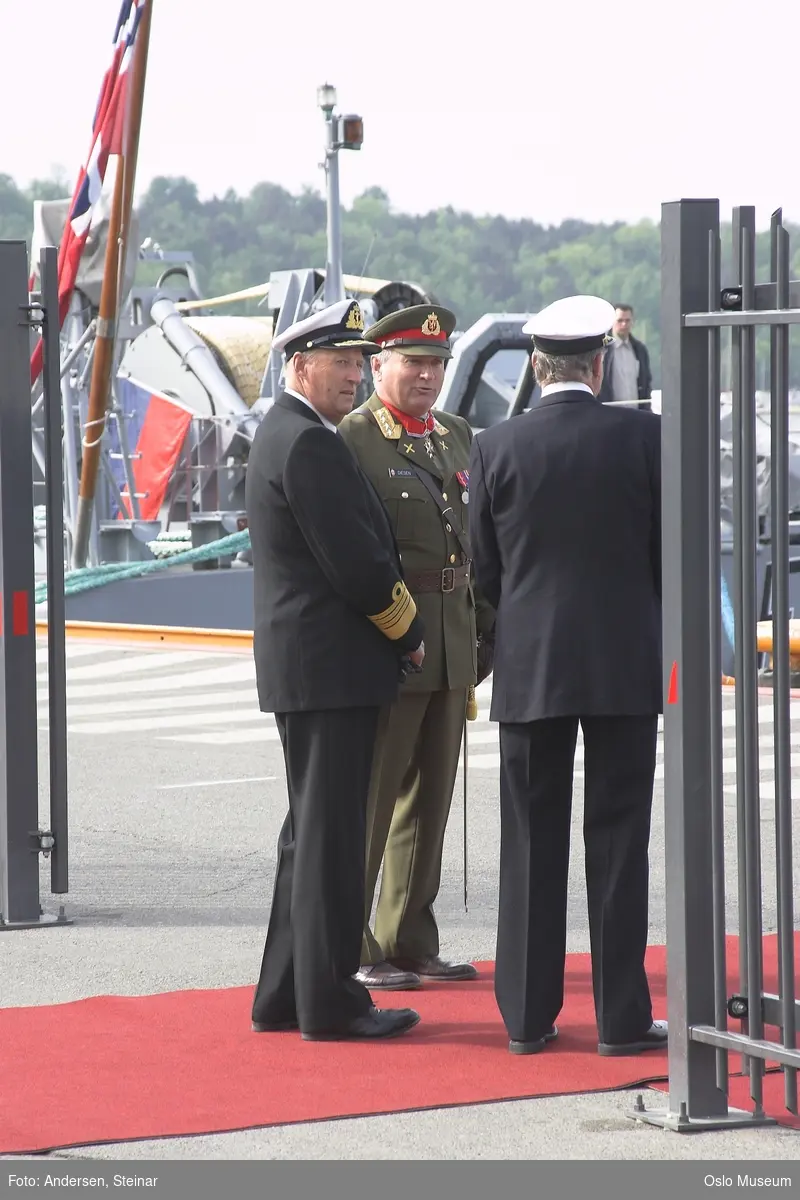 Konger, parade, uniform, marine, båt, sikkerhetsvakter, politi, bil, rød løper, militær, medlajer, tilskuere, presse, media, kvinne, mann,