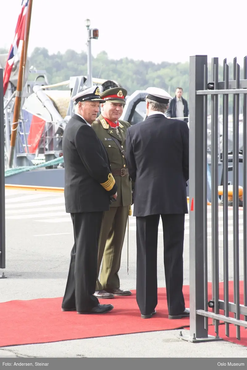 Konger, parade, uniform, marine, båt, sikkerhetsvakter, politi, bil, rød løper, militær, medlajer, tilskuere, presse, media, kvinne, mann,