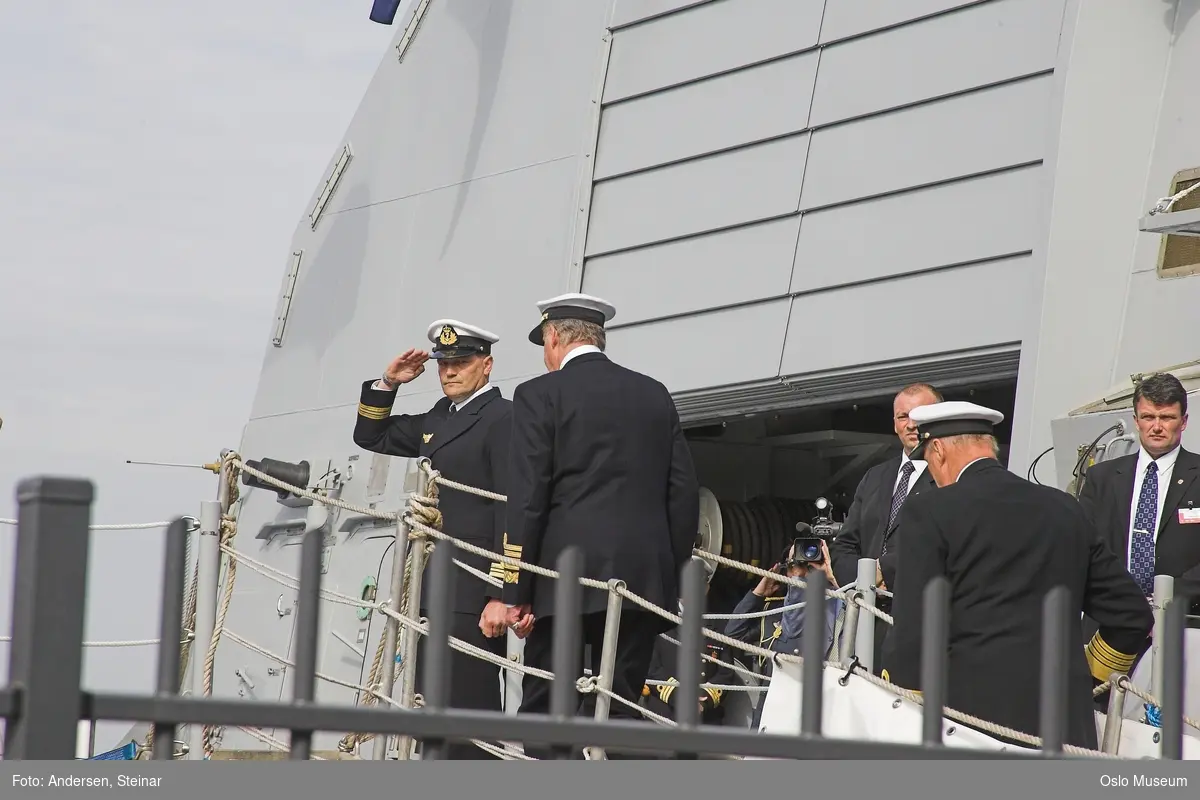 Konger, parade, uniform, marine, båt, sikkerhetsvakter, politi, bil, rød løper, militær, medlajer, tilskuere, presse, media, kvinne, mann,