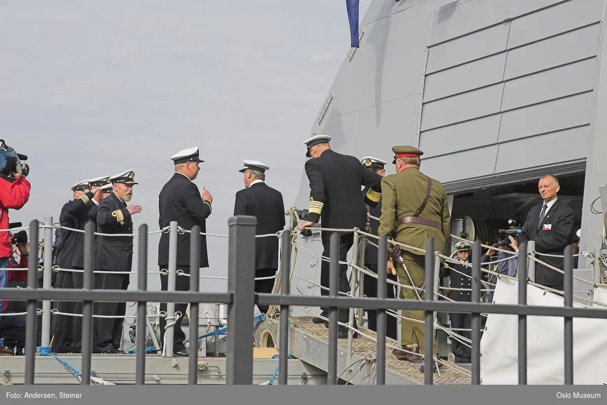Konger, parade, uniform, marine, båt, sikkerhetsvakter, politi, bil, rød løper, militær, medlajer, tilskuere, presse, media, kvinne, mann,