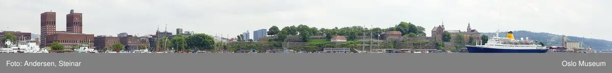 Panorama, utsikt, cruiseskip, seilskute, brygger, havn, fjord, Oslo øst, Oslo vest, Rådhuset, Akershus Festning