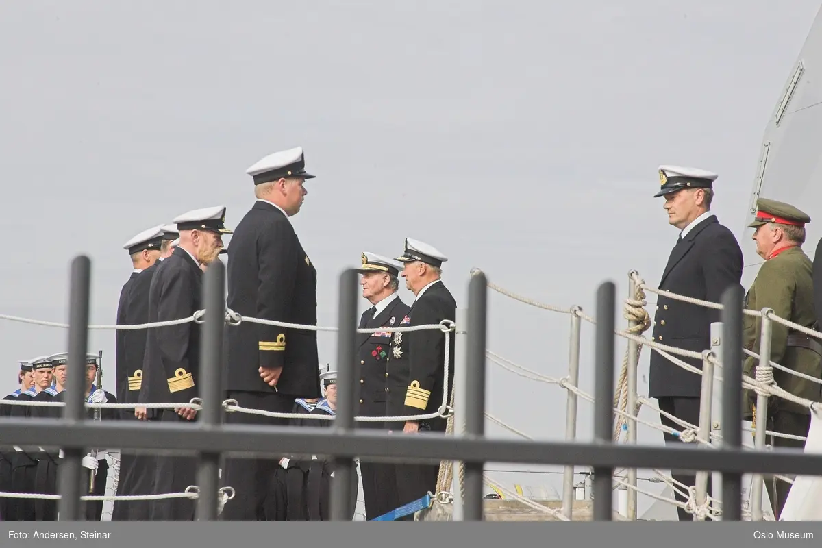 Konger, parade, uniform, marine, båt, sikkerhetsvakter, politi, bil, rød løper, militær, medlajer, tilskuere, presse, media, kvinne, mann,