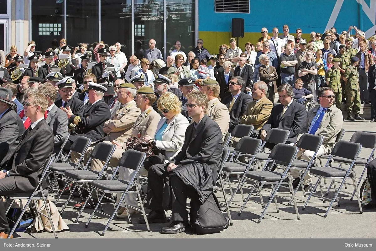 Politiker, militær, marine. forsvarsminister, forsvarssjef, uniform, talerstol, publikum, tilskuere, presse, media, korps, gaveoverrekkelse, parade, båt