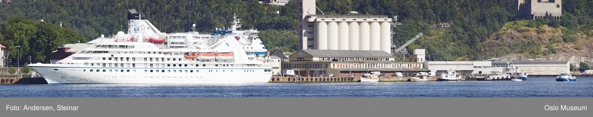 Panorama, utsikt, cruiseskip, seilskute, brygger, havn, fjord, Oslo øst, Oslo vest, Rådhuset, Akershus Festning