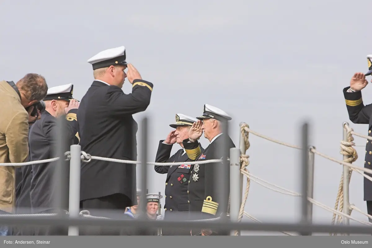 Konger, parade, uniform, marine, båt, sikkerhetsvakter, politi, bil, rød løper, militær, medlajer, tilskuere, presse, media, kvinne, mann,