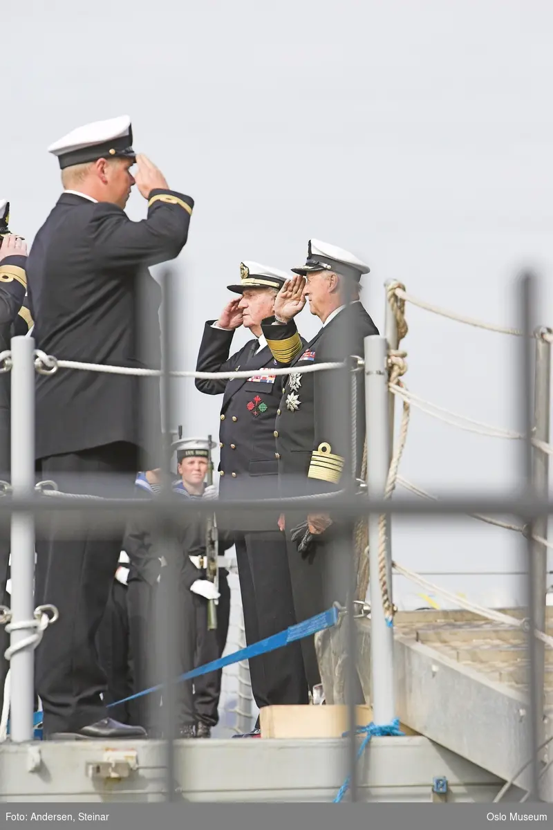 Konger, parade, uniform, marine, båt, sikkerhetsvakter, politi, bil, rød løper, militær, medlajer, tilskuere, presse, media, kvinne, mann,