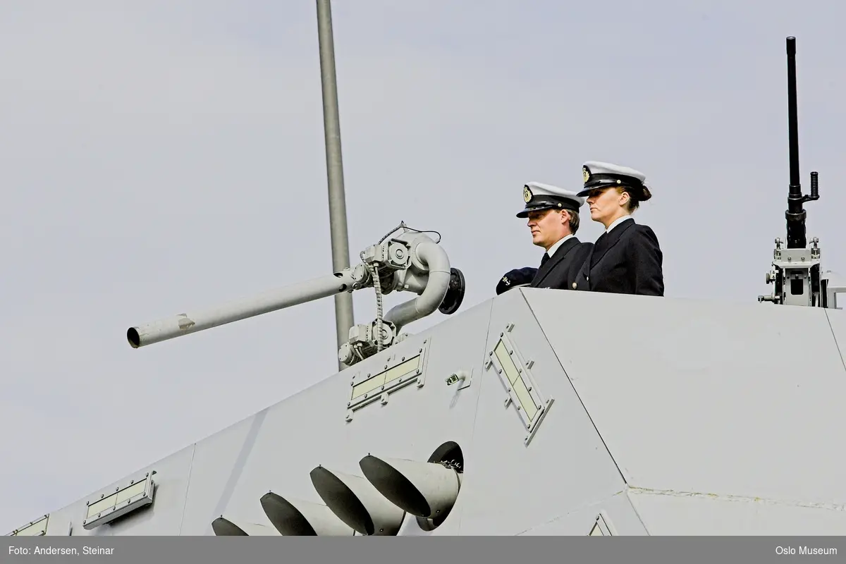 Konger, parade, uniform, marine, båt, sikkerhetsvakter, politi, bil, rød løper, militær, medlajer, tilskuere, presse, media, kvinne, mann,