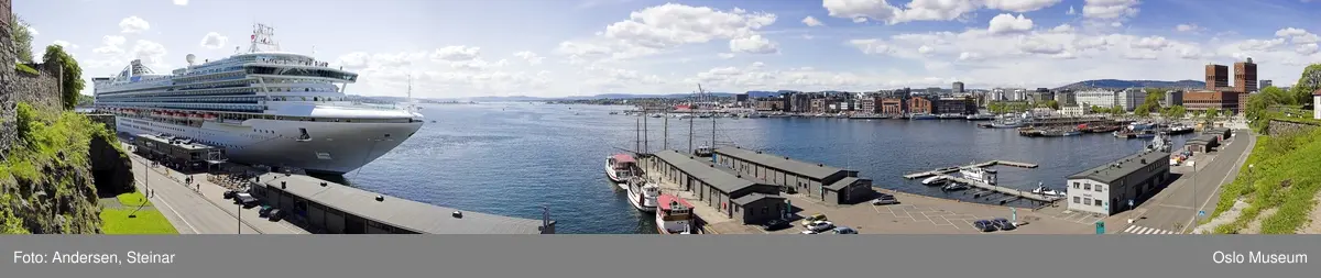Panorama, utsikt, cruiseskip, seilskute, brygger, havn, fjord, Oslo øst, Oslo vest, Rådhuset, Akershus Festning