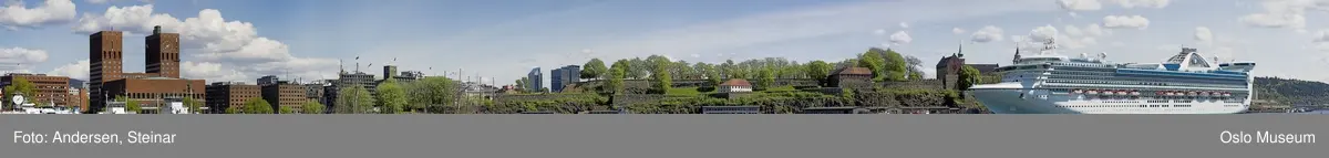 Panorama, utsikt, cruiseskip, seilskute, brygger, havn, fjord, Oslo øst, Oslo vest, Rådhuset, Akershus Festning