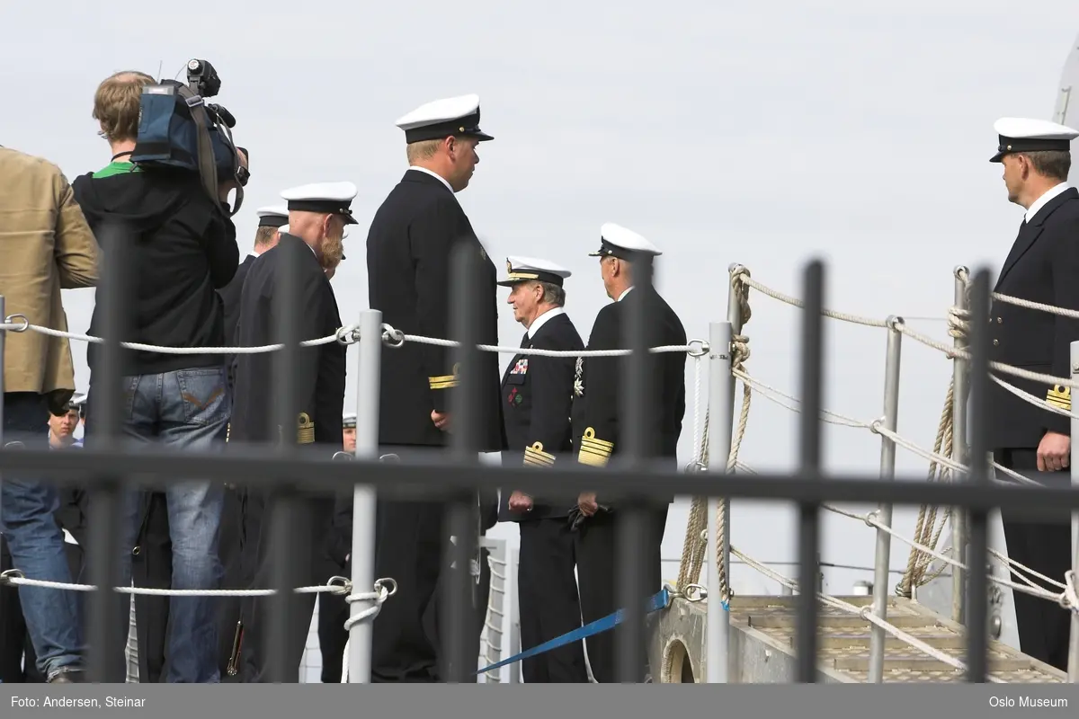 Konger, parade, uniform, marine, båt, sikkerhetsvakter, politi, bil, rød løper, militær, medlajer, tilskuere, presse, media, kvinne, mann,