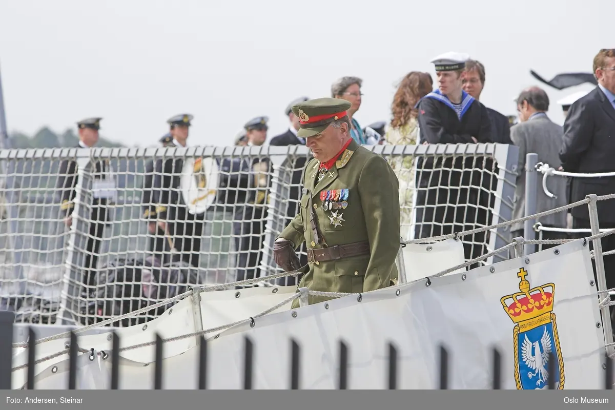 Konger, parade, uniform, marine, båt, sikkerhetsvakter, politi, bil, rød løper, militær, medlajer, tilskuere, presse, media, kvinne, mann,