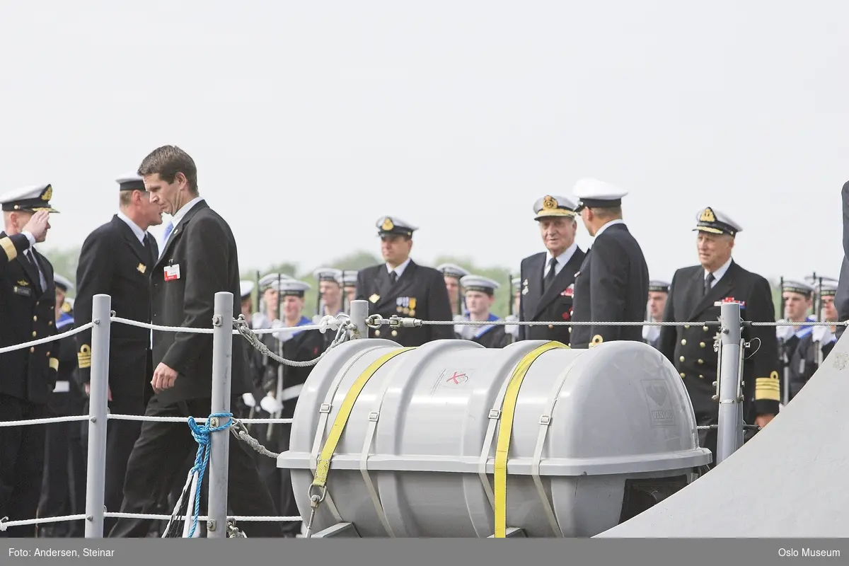 Konger, parade, uniform, marine, båt, sikkerhetsvakter, politi, bil, rød løper, militær, medlajer, tilskuere, presse, media, kvinne, mann,