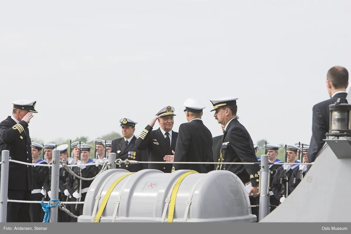 Konger, parade, uniform, marine, båt, sikkerhetsvakter, politi, bil, rød løper, militær, medlajer, tilskuere, presse, media, kvinne, mann,