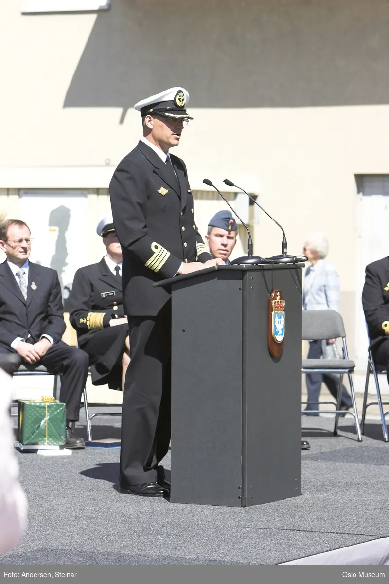 Politiker, militær, marine. forsvarsminister, forsvarssjef, uniform, talerstol, publikum, tilskuere, presse, media, korps, gaveoverrekkelse, parade, båt